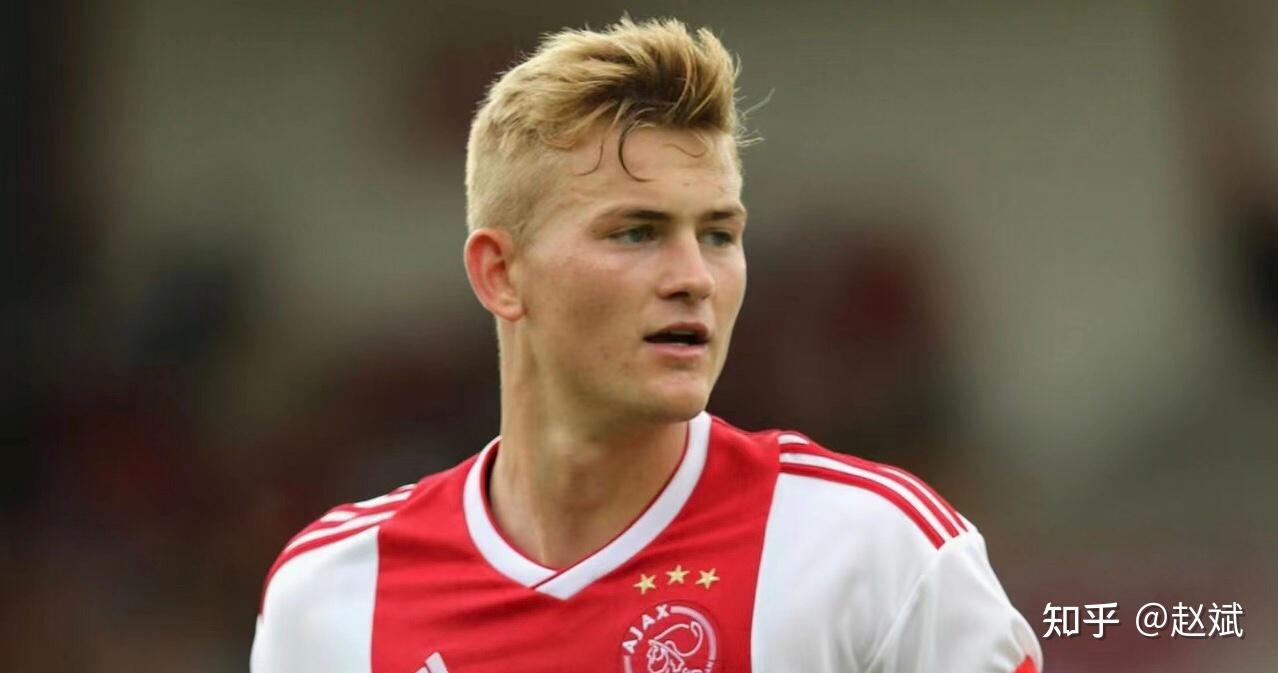 关于今晨阿贾克斯调整名单以备欧冠拜仁慕尼黑赛前调整名单，现场解说直呼：斯图加特国际比赛日迎来里程碑的信息