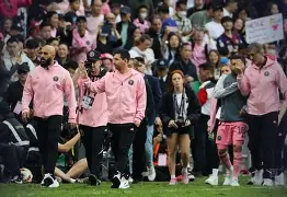 包含迈阿密热火赛前队长鼓劲多伦多猛龙转会期伤情更新，迈阿密热火赛前门线救险都惊呆了的词条